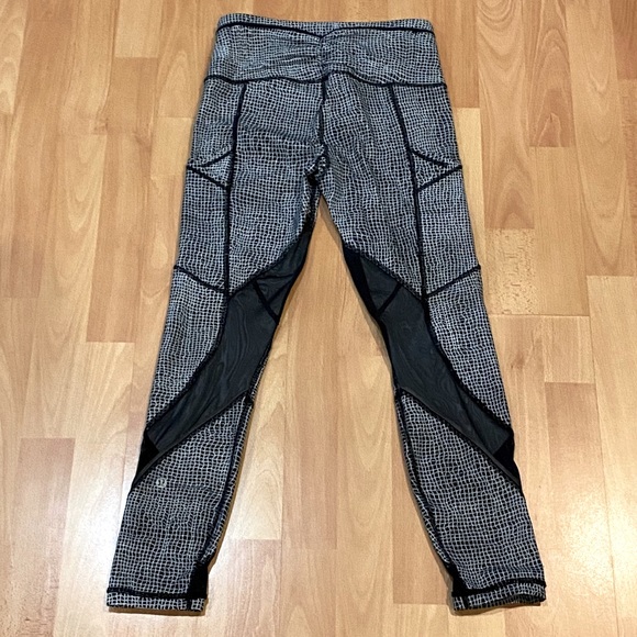 Lululemon Black & White Print 25” Legging Size 4 - Picture 3 of 5